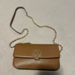 TORY BURCH Britten Chain Wallet with Wristlet Leather Crossbody/Tiramisu